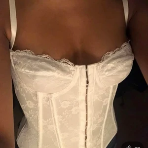 Korsett topp - Säljer denna skit snygga korsett topp. Tyckte inte att den riktigt passade mig därav säljer jag den. Den är helt ny, endast testad.💖 högsta bud just nu är 250, många intresserade därav har jag akriverat bud🤍