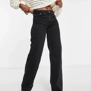 Lågmidjade jeans - Lågmidjade svarta jeans,väldigt bra och stretchigt mattetal,super fina🫶🏻,säljer pga att jag aldrig använder dom:)) pris går att diskutera:)