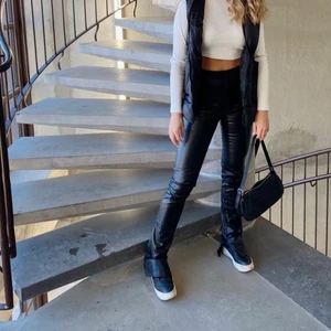 Skinnbyxa med slits - Säljer nu mina supersnygga skinnbyxor från zara då jag inte använder dom längre, nytt skick. Köparen står för frakt 