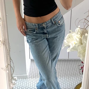 Lågmidjade Zara jeans - Lågmidjade Zara jeans som jag använt 1 gång. Storlek 40 men passar bra på mig som har storlek S. Då sitter de oversized. Funkar som M också. 