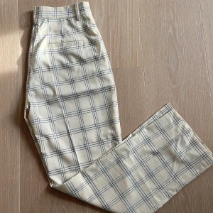 Rutiga kostymbyxor - Rutiga kostymbyxor från Nakd i strl 36. Frakt ingår ej i priset💘