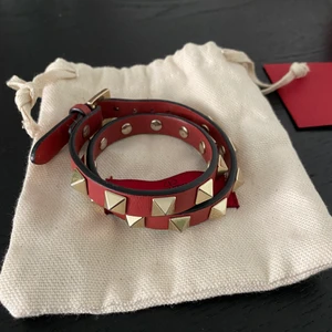 Valentino armband - Super coolt valentino armband! Armbandet är dubbelt vilket gör det ännu coolare!! Allting ingår och den är väldigt sparsamt använd, inga defekter alls!❤️❤️ nypris är cirka 2900kr