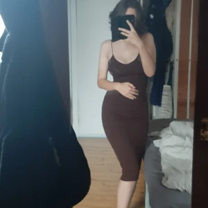 Klänning  - En ursnygg, hudnära långklänning köpt här på plick! Tyvärr är den lite liten för mig över bysten och jag säljer den därav vidare. Tveka inte att höra av dig vid intresse!