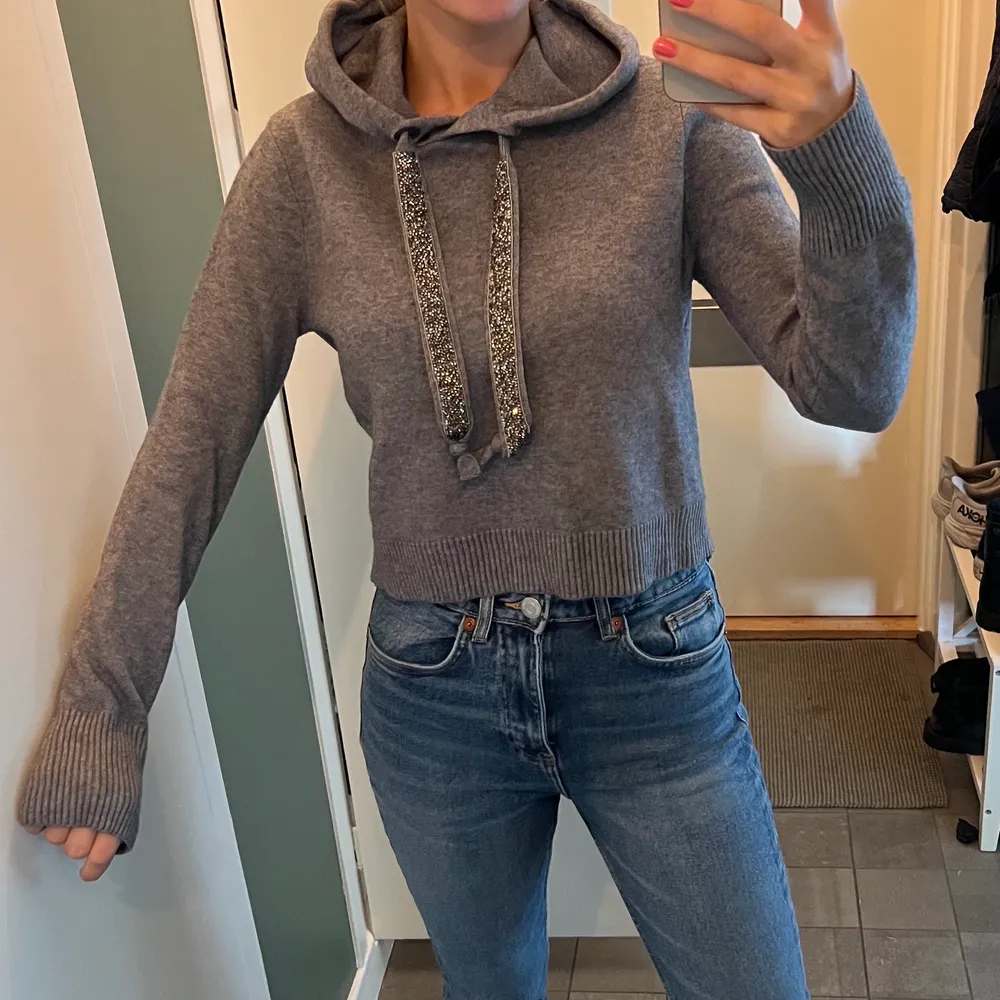 Skitsnygg stickad hoodie med strass detaljer på snörena från Zara. Storlek M men liten i storlek så skulle säga att den e mer som en S, men beror ju också på hur man vill att den ska sitta. Knappt använd . Tröjor & Koftor.