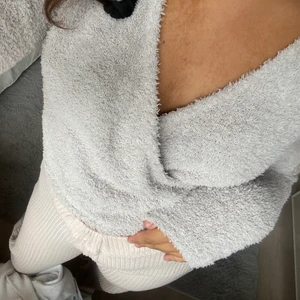 Tröja - Jätte mysig och skön tröja🤍 Använd endast en gång! Storlek L men är väldigt liten i storleken. Den passar mig som ändå är en S. Den kan även passa som XS💗