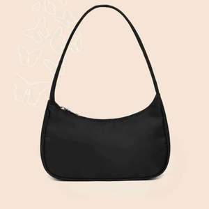 Aldrig använt då jag har en annan svart väska jag använder. I god skick. 💕