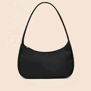 Svart axelväska - Aldrig använt då jag har en annan svart väska jag använder. I god skick. 💕