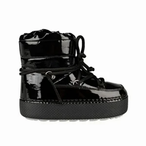 Moonboots-liknande skor😍 - Säljer dessa moonboots-liknande vinterskor från Ella Cruz🖤 de är köpta här på Plick men är i väldigt fint skick men är tyvärr lite förstora för mig därav säljer jag dom! (andra bilen är lånad) 