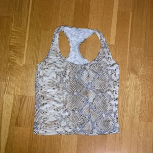 extyn topp - sjukt cool topp med typ snakeskin mönster, passar storlek s och mindre. inga defekter. möter upp i stockholm, annars står köparen för frakten
