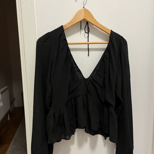 Svart blus  - Svart blus med djup öppen rygg. Knappt använd
