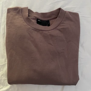 Sweatshirt  - Smutslila sweatshirt. Köpt på herravdelning men kan användas som unisex. Använd en gång. Köparen står för frakten. Hör gärna av dig för mer information!🤍