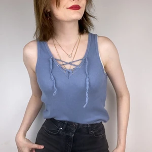 Blått linne - Jättegulligt urtvättat blått linne som jag inte längre använder. Hittades secondhand. Köpare står för frakt, kan också mötas upp. 