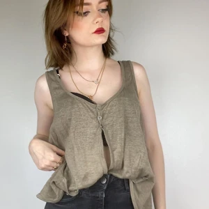 Mörkgrön Topp - Liten söt fairycore topp jag hittade secondhand. Säljer för använder inte tillräckligt. Kan användas över annat plagg eller bara som den är.