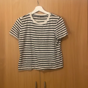 T-shirt  - Randig t-shirt från zara 