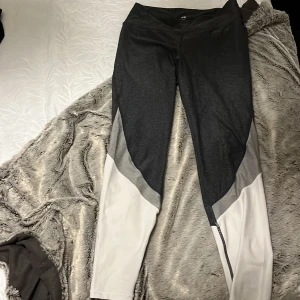 Träningsbyxor  - Knappt använda träningsbyxor  Ny pris 299 