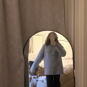 Jacka - Säljer den perfekta höstjackan!!! Grå ulljacka från H&Ms herravdelning. Storlek M och är perfekt som oversize (vanligtvis storlek S). Inköpt förra året för 799kr.