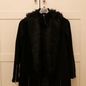 Nelly  - Jacka från Nelly år 2014  Strl S,36 I gott skick men använd  Dragkedja  Pälsen går att ta bort 