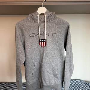 Hej, säljer en grå hoodie från Gant i strl Medium! Bra skick, inte så mycket använd. 