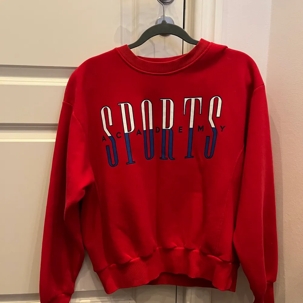 Röd sweatshirt från Gina tricot i storlek S. 175kr köparen står för frakten!🤍. Tröjor & Koftor.
