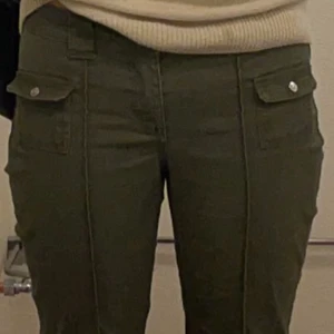 Gröna cargo - Säljer dessa lågmidjade cargobyxor som har jättefina fickor samt färg! Dom kommer aldrig till användning längre och är sparsamt använda! Är ungefär 177cm och dom sitter perfekt i min längd. Tveka inte att ställa frågor⭐️