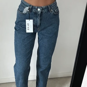 Helt nya NA-KD jeans  - Köpte för någon månad sen, men var för långa på mig som är 160. Helt oanvända, med lappen kvar. Jätte sköna och bekväma. Vet ej hur tydligt det syns men det är en slit längst ner på jeansen!  Möts ej upp, du står för frakt☺️☺️