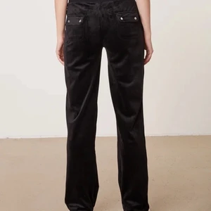 Juicy couture mjukis - Säljer mina svarta juicy couture mjukis byxor i storlek xxs, de passar dock perfekt på mig som vanligtvis är en xs. Ger en väldigt fin rumpa.  De är använda ca 3 gånger då jag har fler och är därmed i nyskick! Inte urtvättade eller liknande. 