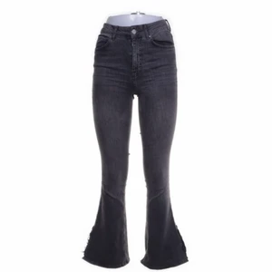 Grå jeans  - Ett par så snygga gråa bootcut jeans med en slits!!!! Så snygga men har liknande ❤️