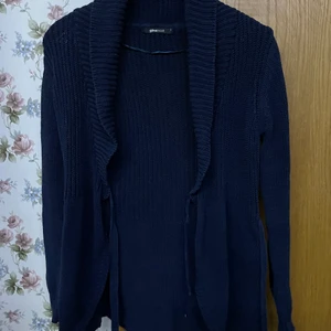 ”ballerina style” kofta - superskön navy blå stickad kofta, jag har fått den secondhand och bara använt en gång fint skick