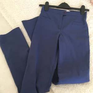 Byxor långa  - Byxa långa ben  . Måttet på innersidan  är 84 cm, midjan är ca 33 cm.kan möta er eller posta om ni står för frakt 