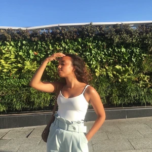 Byxor från topshop  - Säljer dessa snygga byxor från topshop storlek S. Använt massor superbekväma!! Och lätta att justera. De är ganska justerbara skulle rekommendera för storlek XS-S.