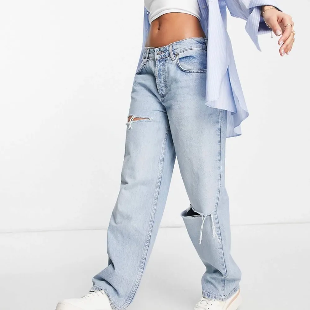 Helt nya oanvända jeans från Asos, skitsnygga med passade tyvärr inte mig! Strl 26 i midjan och 32 i längden! . Jeans & Byxor.