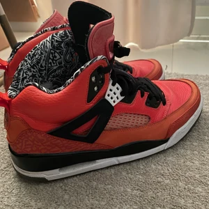 Jordan Spizike Knicks Orange Strl 44 - Säljer mina Jordan spizike knicks orange i storlek 44 då de inte har kommit till användning. De är varsamt använda och i riktigt bra skick. Lådan finns kvar också.