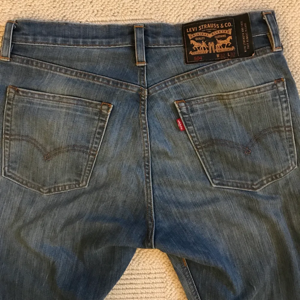 Ett par Levis 504 i toppskick, knappt använda. Storlek 32x32 herr.. Jeans & Byxor.