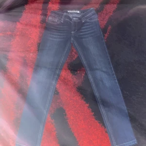 Jins - Jag säljer den för den passar inte mig längre 