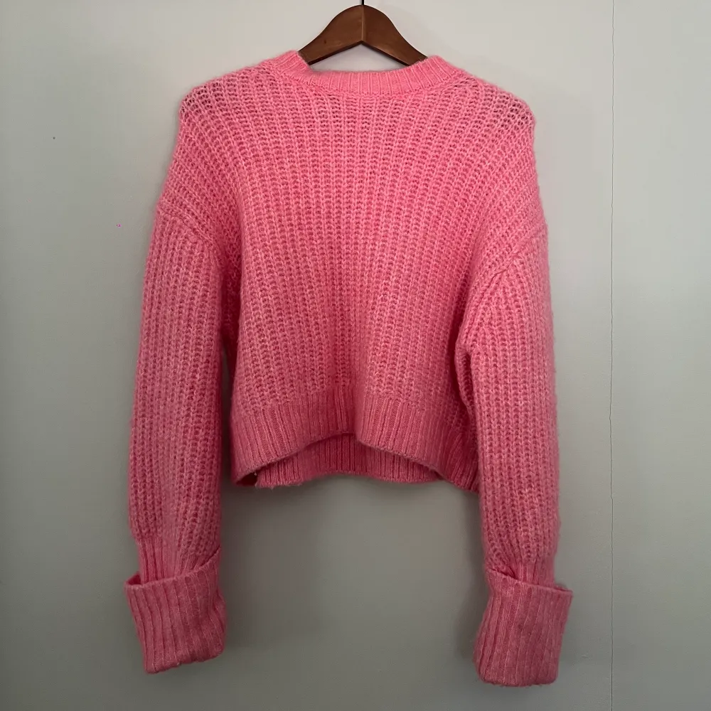 Säljer min rosa stickade tröja från zara som är andvänd 3 gånger!  Den ör u storlek S och är super fin nu till hösten! Kom privat för fler bilder❤️. Stickat.