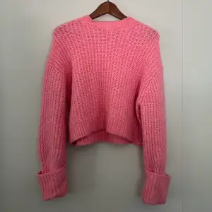 Säljer min rosa stickade tröja från zara som är andvänd 3 gånger!  Den ör u storlek S och är super fin nu till hösten! Kom privat för fler bilder❤️