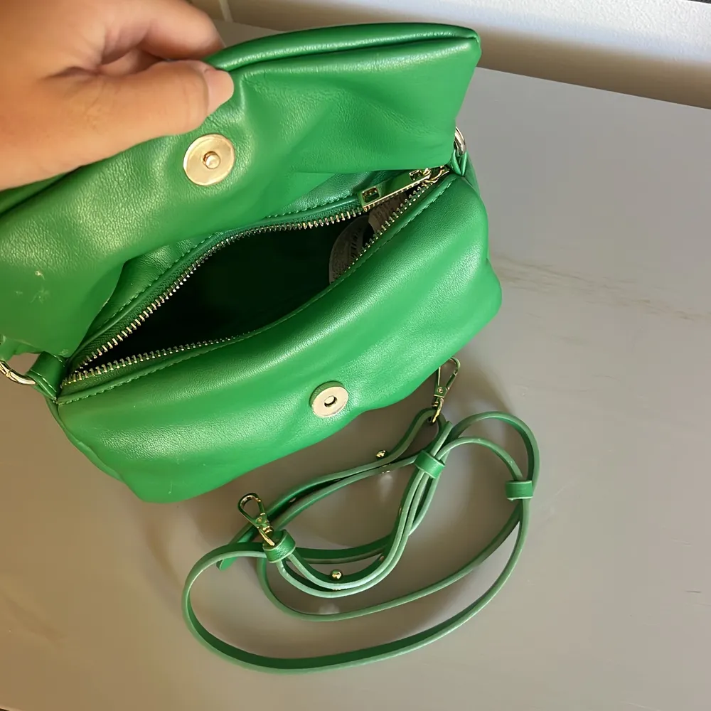 Grön väska från Zara, använd 1 gång så i toppskick. Perfekt för att liva upp vilken partyoutfit som helst. . Väskor.