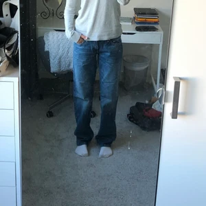 Low arrow jeans - Superfina nya low arrow jeans med lappen kvar. Sitter lågmidjat och är supersnygga. Säljer då jag har två stycken likadana. Slutsålda i denna färg och storlek på weekdays hemsida <3