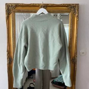 Ljusgrön tröja från Other Stories!  - Ljusgrön tröja från Other stories, storlek S! Använd 1 gång. Skriv för bilder hur den sitter på💕 Den har lite högre krage och är kortare nertill!
