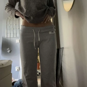mjukisbyxor - ett par super snygga gråa mjukisbyxor med nmr ’79 där framme. ränder vid båda sidor av byxorna. går att tajta till vid höften också. dom är lika ’lösa’ hela vägen ner. frågor om längd osv, skriv privat ❣️