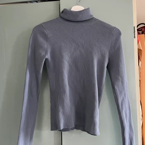 Ljusblå turtle neck i S - Ljusblå turtle neck i XS/S från Dilvin Knut💕