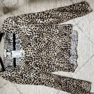 Ljus leopard blus från H&M  - Fin blus från H&M. Säljer den för att den tyvärr inte passar. Aldrig använt, fint skick Storlek: XS. Köpta för 200kr