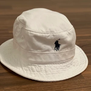 Hatt - ralph lauren fiskehatt som är köpt från johnells för 699kr säljer för 400kr💘 kommer inte alls till användning använt 2 gånger. Kan mötas upp samt fraktas 🫶🏼