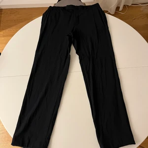Hugo boss kostymbyxor - Tjena, tänkte sälja dessa goa Hugo Boss kostymbyxor som jag haft ett tag. Byxorna är breda och sitter perfekt. Dock har de mindre slitningar ner mot kanten, för fler bilder bara skriv! Pga ingen storleks lapp, skulle jag uppskatta byxorna 32/31 ungefär!