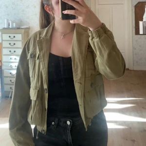 Höstjacka från only  - Jätte skön och bekväm, kommer bara aldrig till användning. Köpte på johnells för ca 449kr, slutsåld o går inte att hitta någonstans nu. Använt en gång annars ba provat
