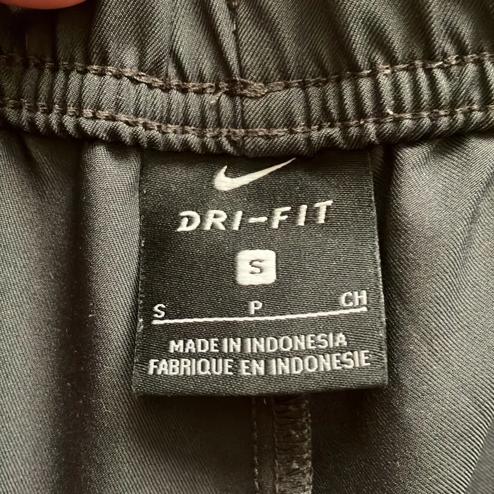Nike dry pant mörk gråa storlek s. Säljer för de är för små, nypris 550kr Säljer de för 199. Jeans & Byxor.