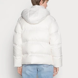 Dunjacka - Använd fåtal gånger. Foder: 80% dun 20% fjäder. Köpt för runt 1300kr på zalando (ljuset får den att se gul ut) Har en liten sminkfläck, dm för mer info. 