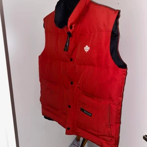 Canada goose väst - canda goose väst. 8/10 i skick kan fraktas, allmänt fin. Köpt på Nk för några år sedan. Kvitto och tags finns. Köpare står för frakt annars finns den i Karlstad . Inte använd mycket. Small men passar medium.