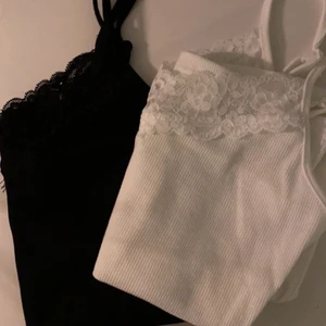 Spets linnen  - Säljer dom här två spetslinnerna då dom verkligen inte är min stil. 45 kr st men för båda kostar det 80 kr. (Kan både mötas och skicka paketet) 