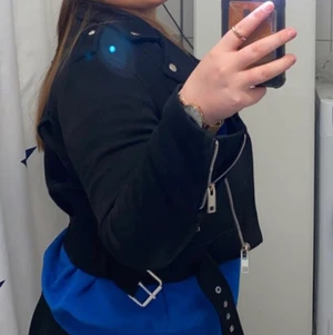 Mocha jacka - En kort mockajacka som ändå faktiskt är varm perfekt för olika outfits älskar den men känner jag behöver byta ut lite kläder den är köpt för 600kr och är välbehållen tvättar allt jag säljer innan utskick. Pris kan självklart diskuteras 